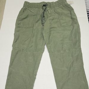#9007 NWT Maurices Green Weekender Capris